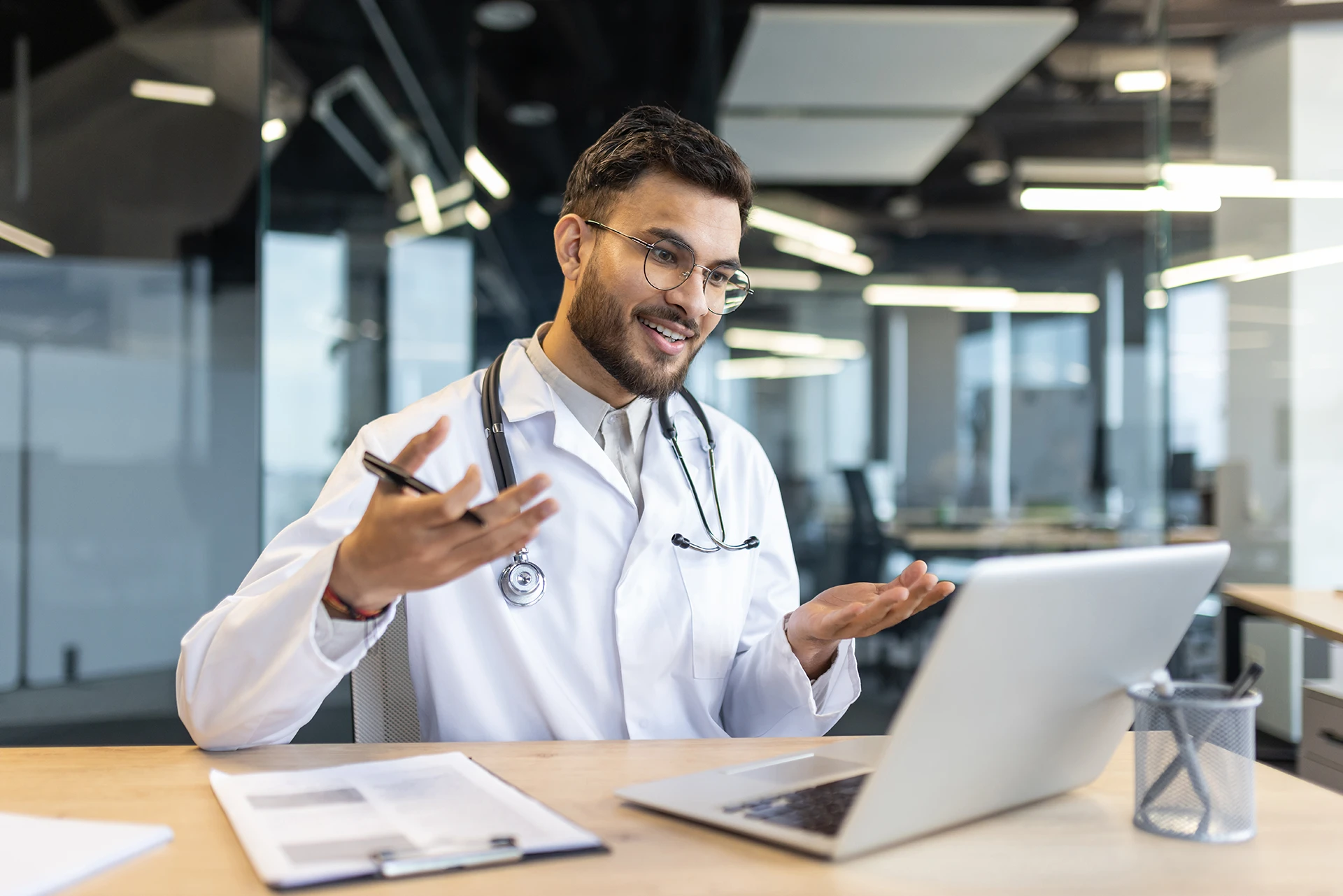 Doctor revisando el diseño de su página web para evitar errores comunes