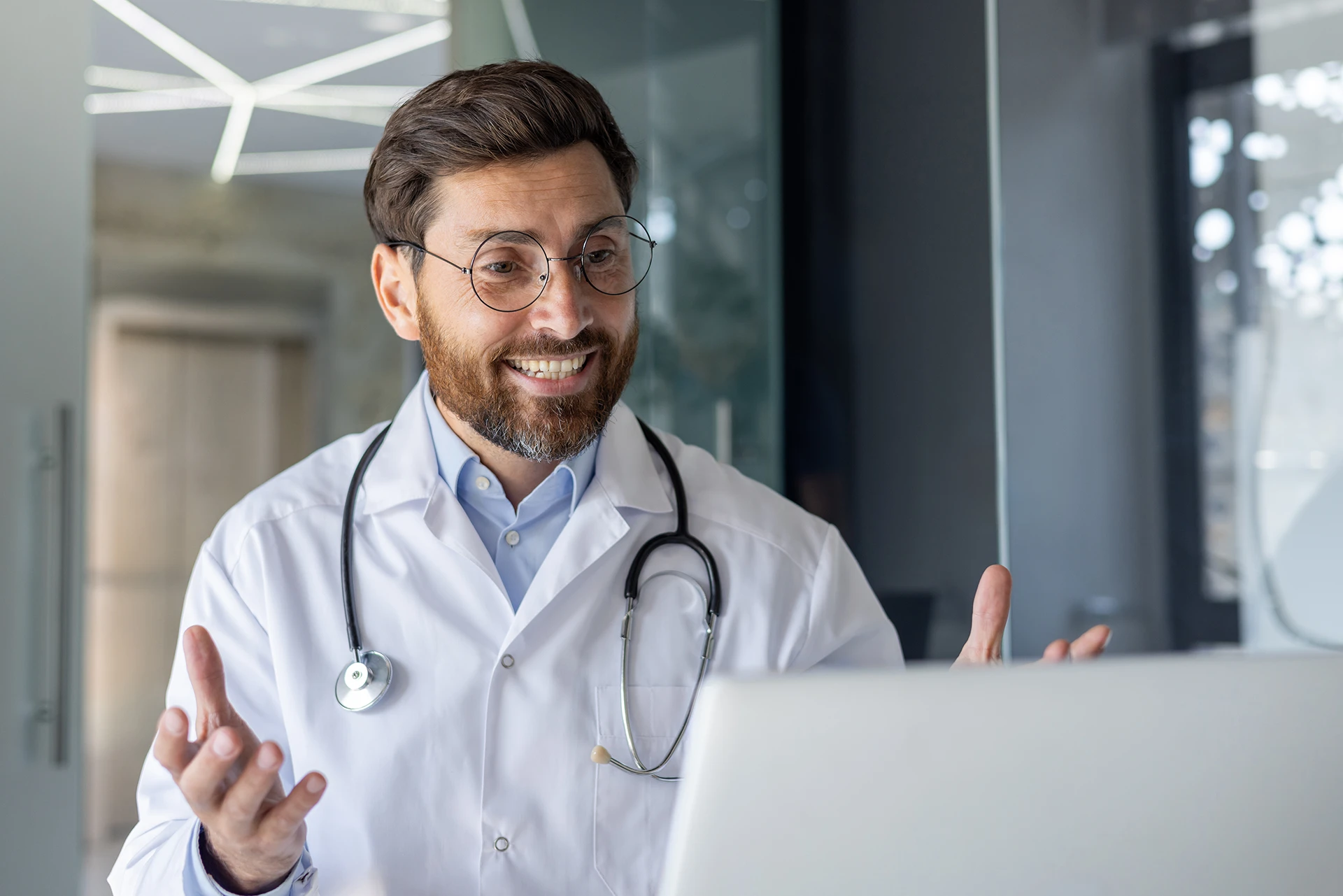 Doctor revisando su sitio web profesional