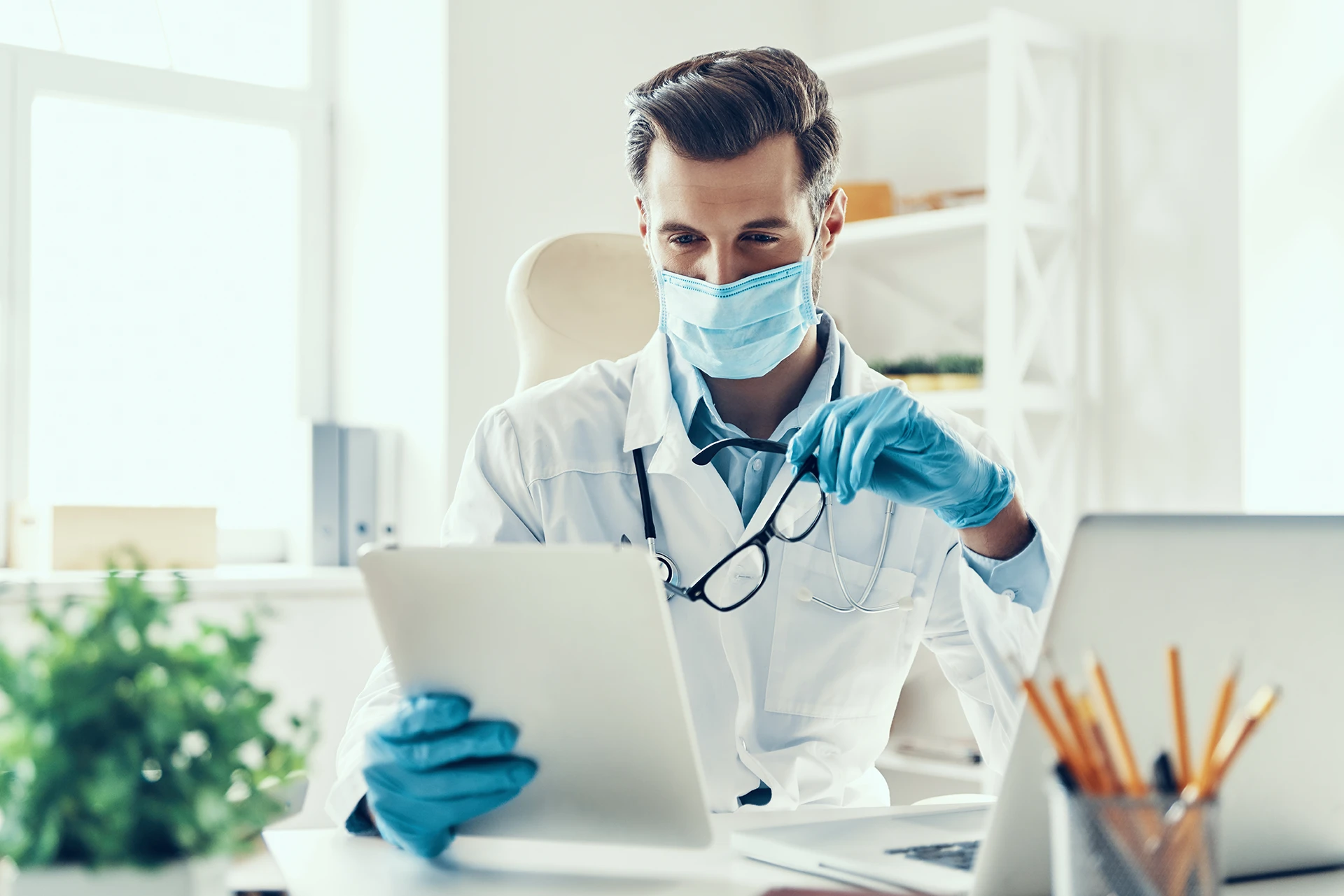 Médico usando una página web profesional para su consulta